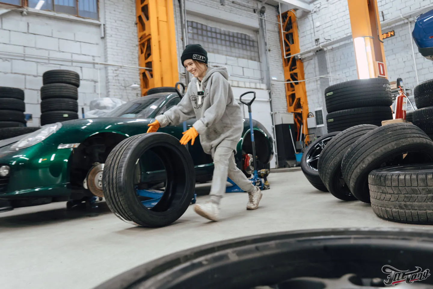 Фирменный Шиномонтаж на вибростенде на оборудовании Hunter для Porsche Caymаn: справится даже ребенок!